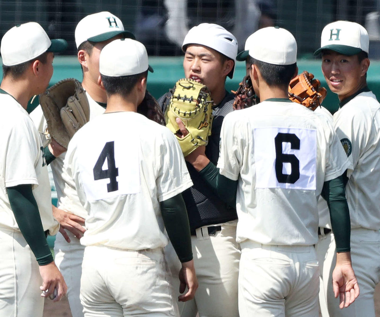 報徳学園対山梨学院　5回裏、報徳学園の捕手堀（中央）を中心にマウンドで話し合うナイン（撮影・上山淳一）