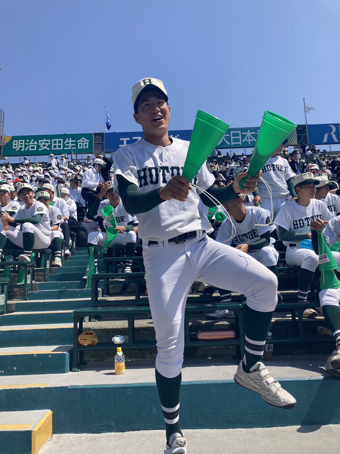 「アゲアゲホイホイ」を踊る報徳学園の植村颯太外野手（撮影・竹本穂乃加）