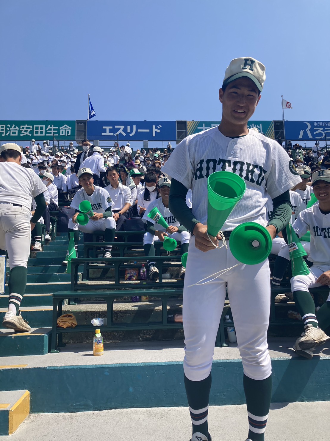 「アゲアゲホイホイ」を踊る報徳学園の植村颯太外野手（撮影・竹本穂乃加）