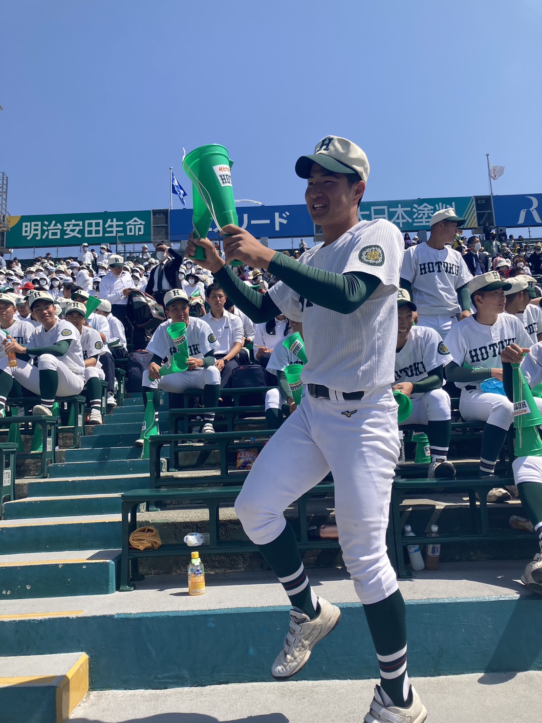 「アゲアゲホイホイ」を踊る報徳学園の植村颯太外野手（撮影・竹本穂乃加）