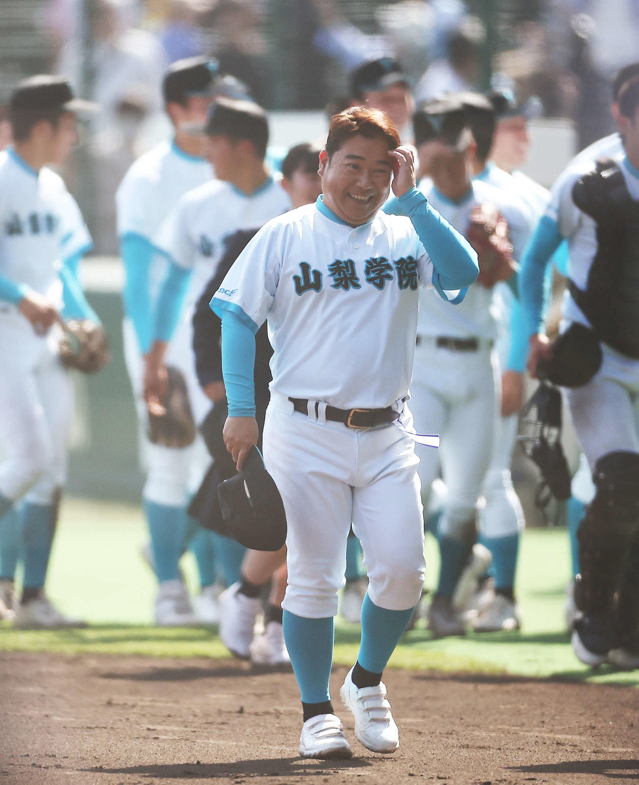 報徳学園対山梨学院　報徳学園に勝利し初優勝を決め、アルプススタンドにあいさつを終え笑顔を見せる山梨学院・吉田監督（撮影・河田真司）