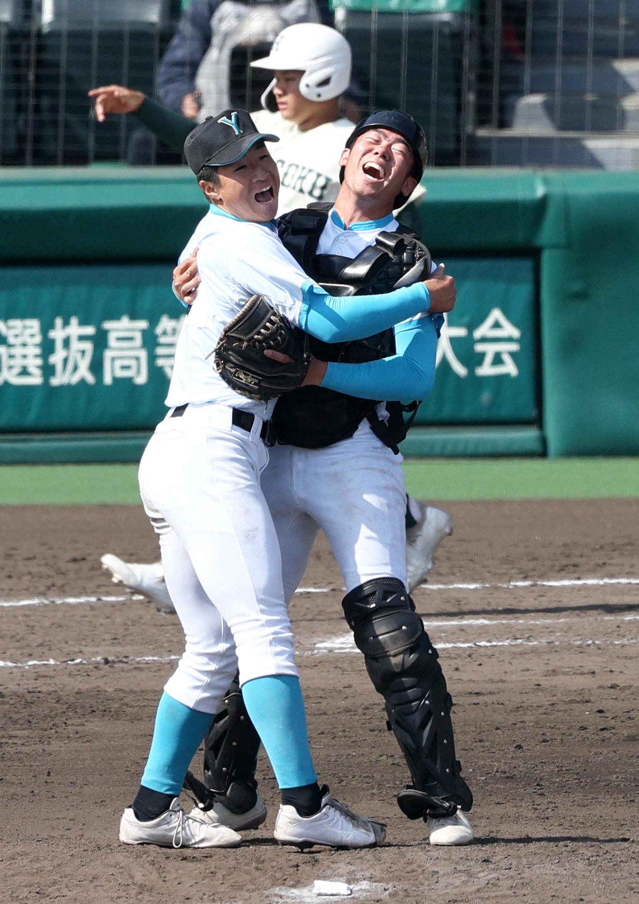 報徳学園対山梨学院　初優勝を決め抱き合って喜ぶ山梨学院エース林（左）と捕手佐仲（撮影・上山淳一）