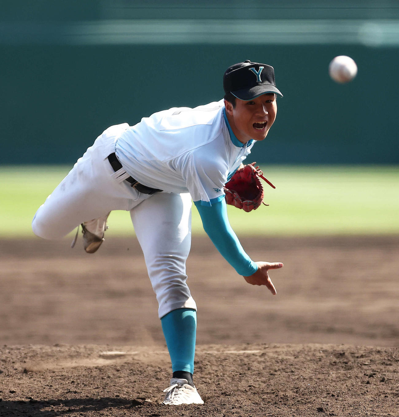 報徳学園対山梨学院　9回表、力投する山梨学院・林（撮影・河田真司）