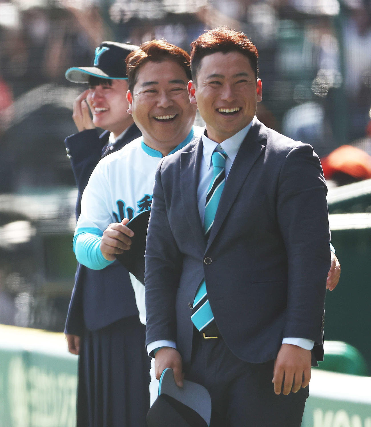報徳学園対山梨学院　報徳学園に勝利し初優勝を決め、笑顔で整列する山梨学院・吉田洸二監督（中央）と吉田健人部長（右）（撮影・河田真司）