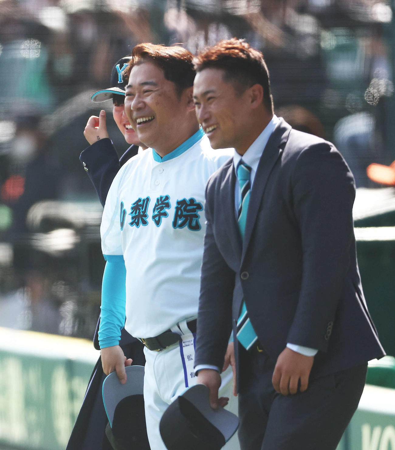 報徳学園対山梨学院　報徳学園に勝利し初優勝を決め、笑顔で整列する山梨学院・吉田洸二監督（中央）と吉田健人部長（右）（撮影・河田真司）