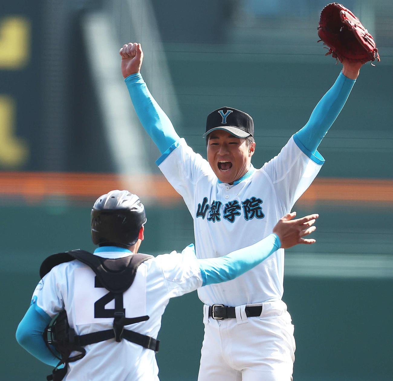報徳学園対山梨学院　報徳学園に勝利し、初優勝を決め佐仲（手前）と歓喜する山梨学院・林（撮影・河田真司）