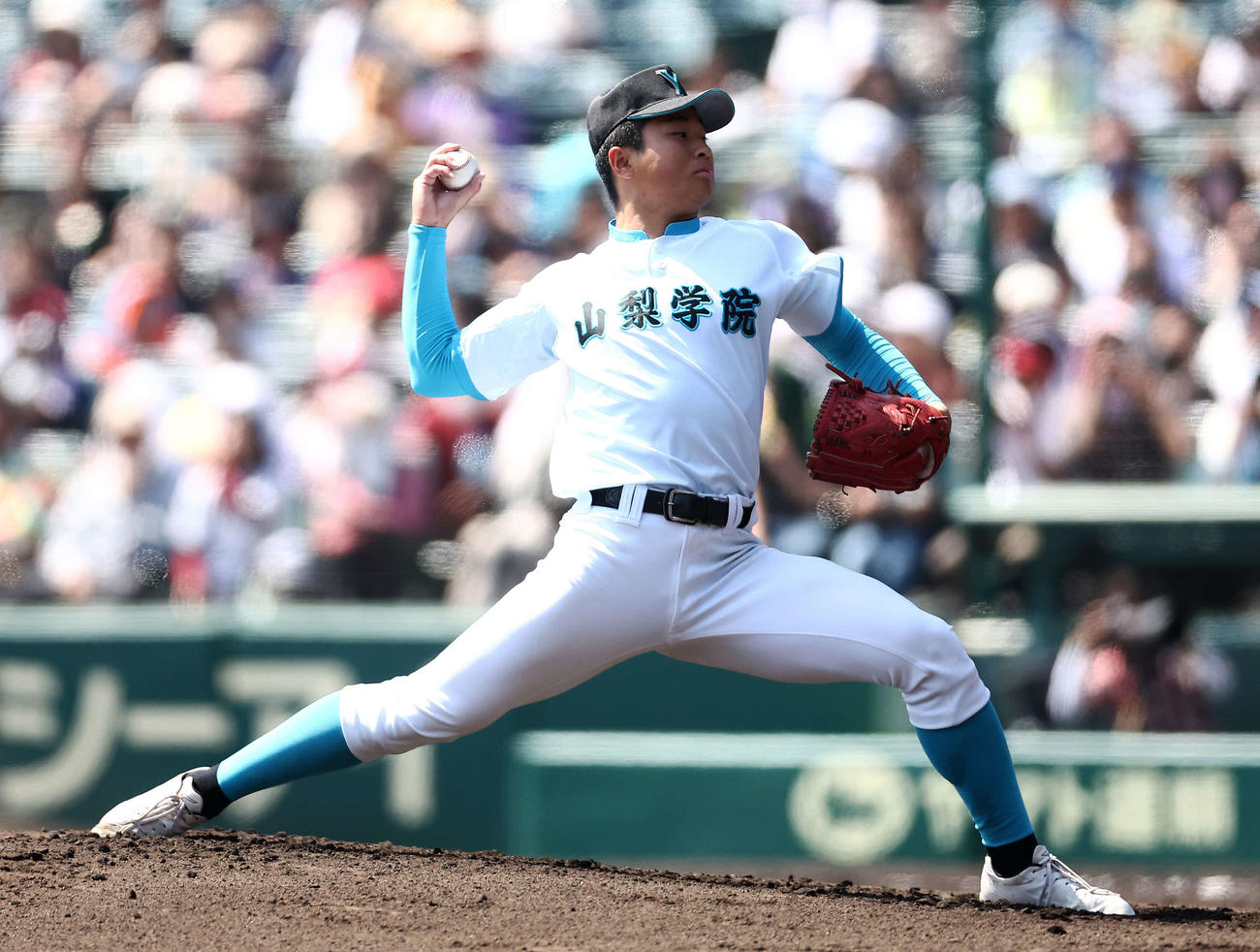 報徳学園対山梨学院　2回表、力投する山梨学院・林（撮影・河田真司）