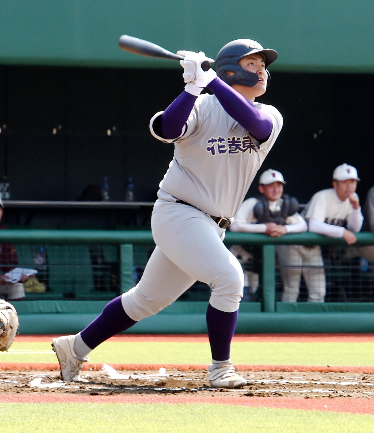 花巻東対早実（第1試合）　1回表花巻東2死、右邪飛に倒れる佐々木麟（撮影・山田愛斗）