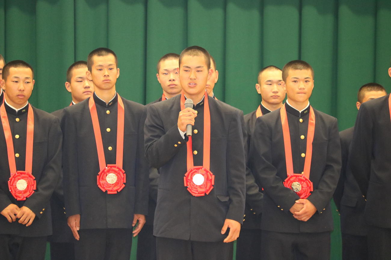 センバツ準優勝報告会であいさつする堀柊那主将（3年）（撮影・林亮佑）