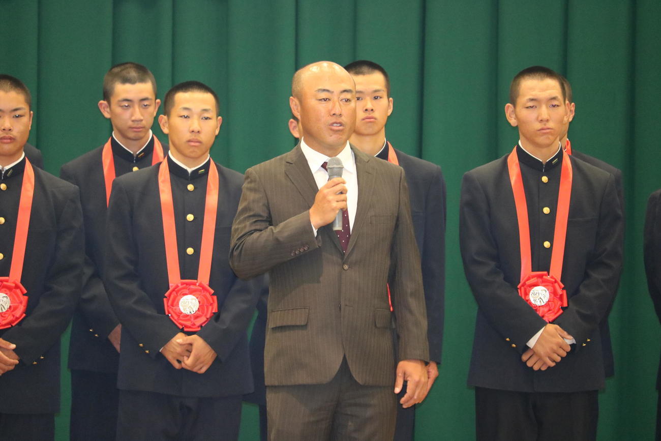 センバツ準優勝報告会であいさつする大角健二監督（撮影・林亮佑）