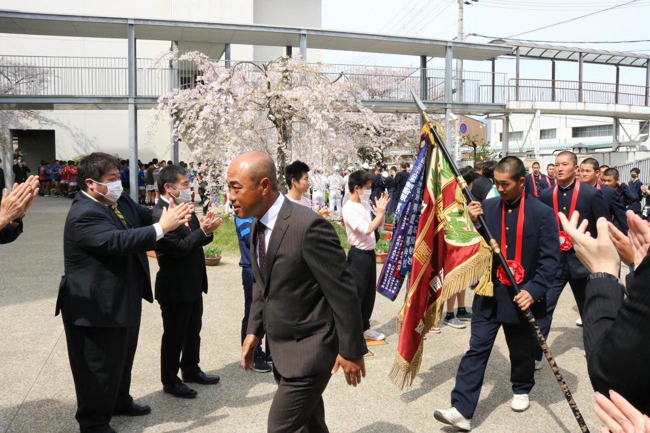 センバツ準優勝を果たして生徒や学校関係者らに迎えられる大角健二監督と報徳学園ナイン（撮影・林亮佑）