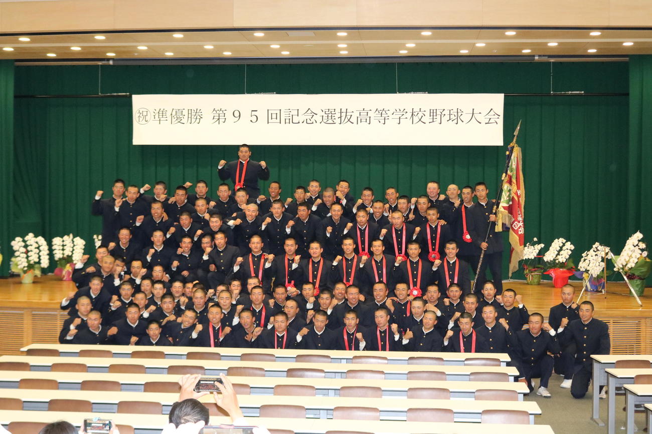 センバツ準優勝報告会で写真に納まる報徳学園野球部員（撮影・林亮佑）