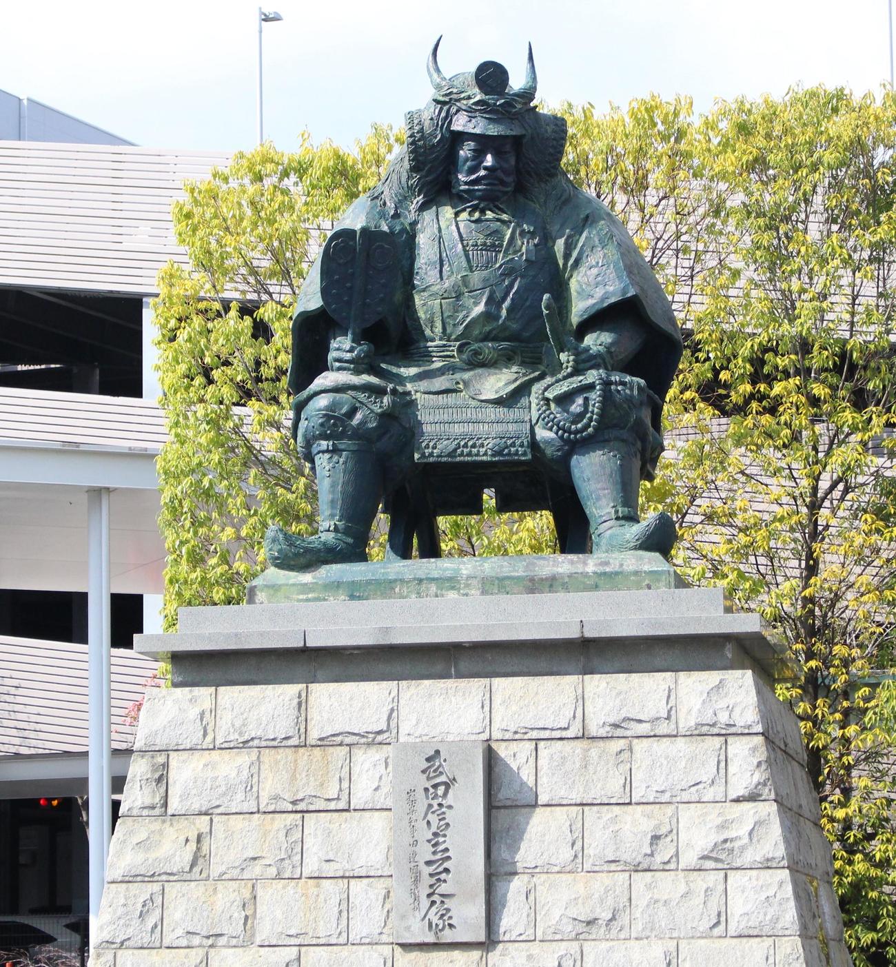 甲府駅前の武田信玄像（撮影・保坂恭子）