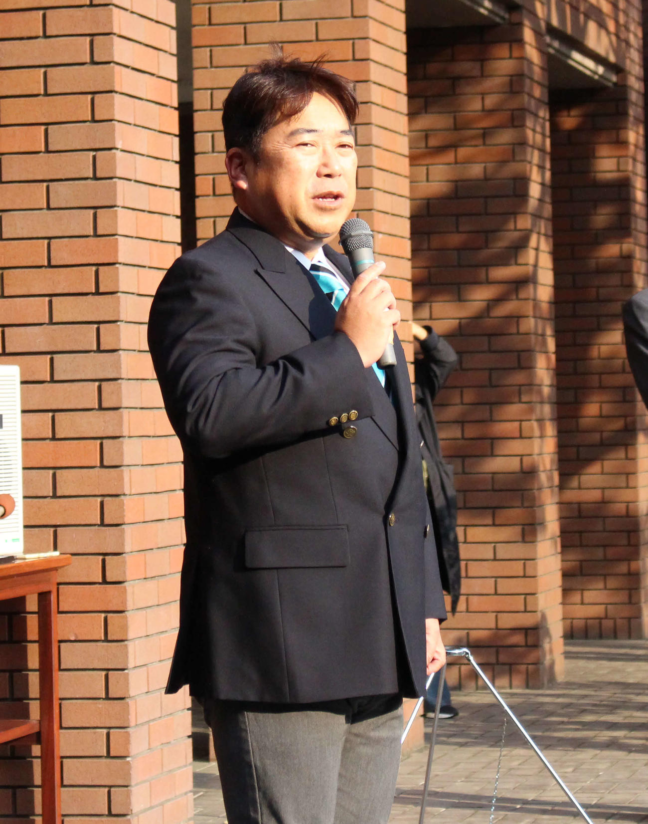 学校に戻ってきて、挨拶をする山梨学院の吉田監督（撮影・保坂恭子）