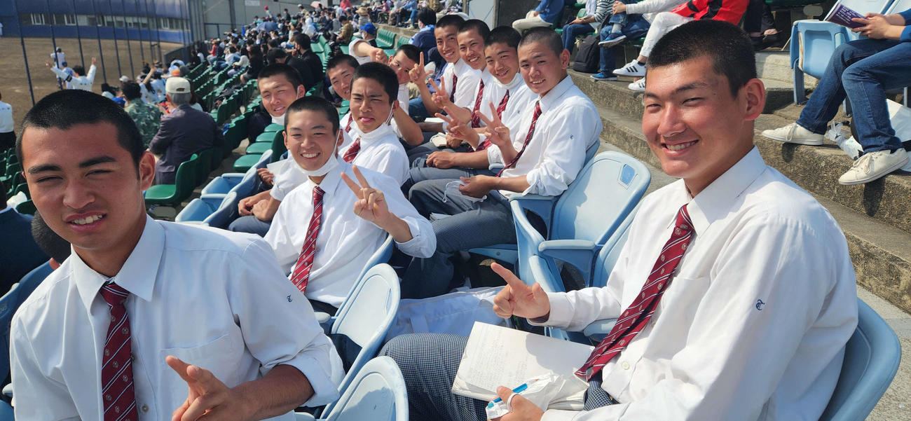 ナゴヤ球場で東都大学野球を観戦する東邦の選手たち（撮影・保坂淑子）