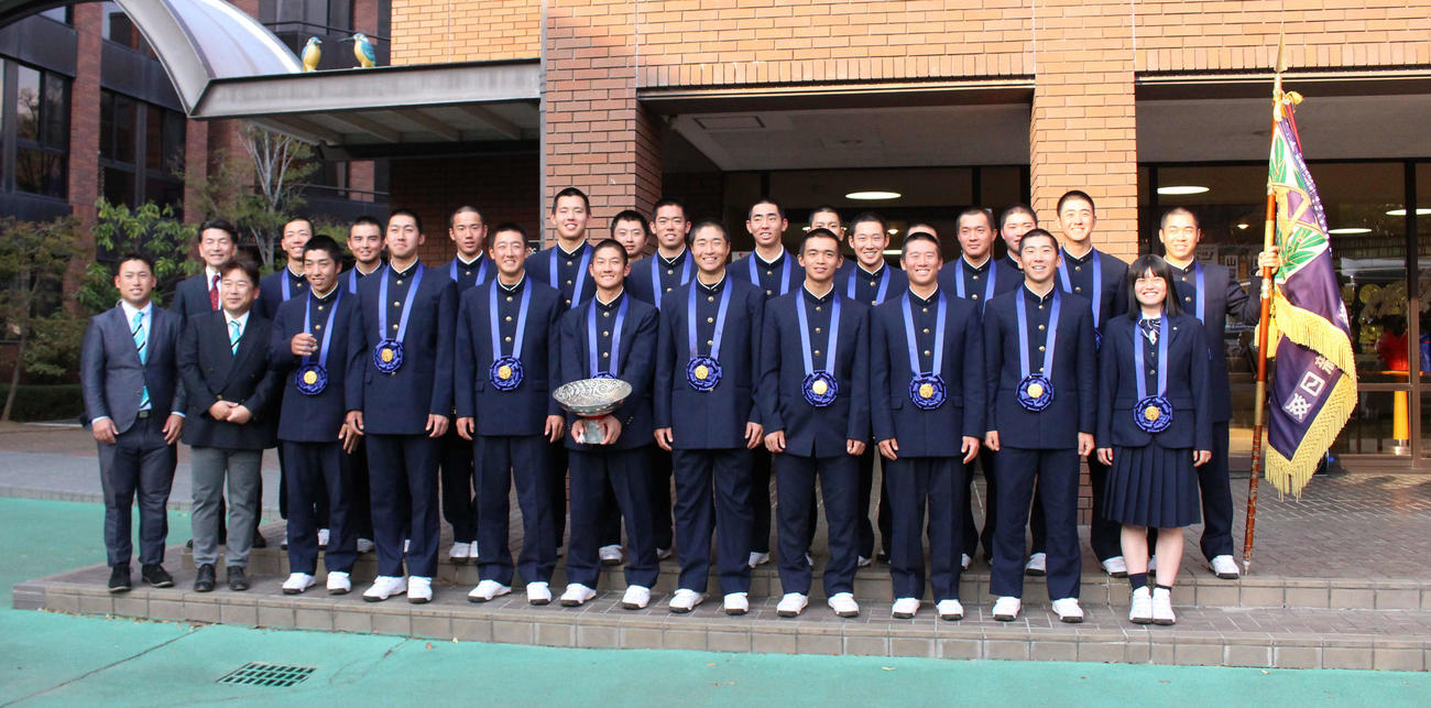 優勝して学校に戻ってきた山梨学院ナイン（撮影・保坂恭子）