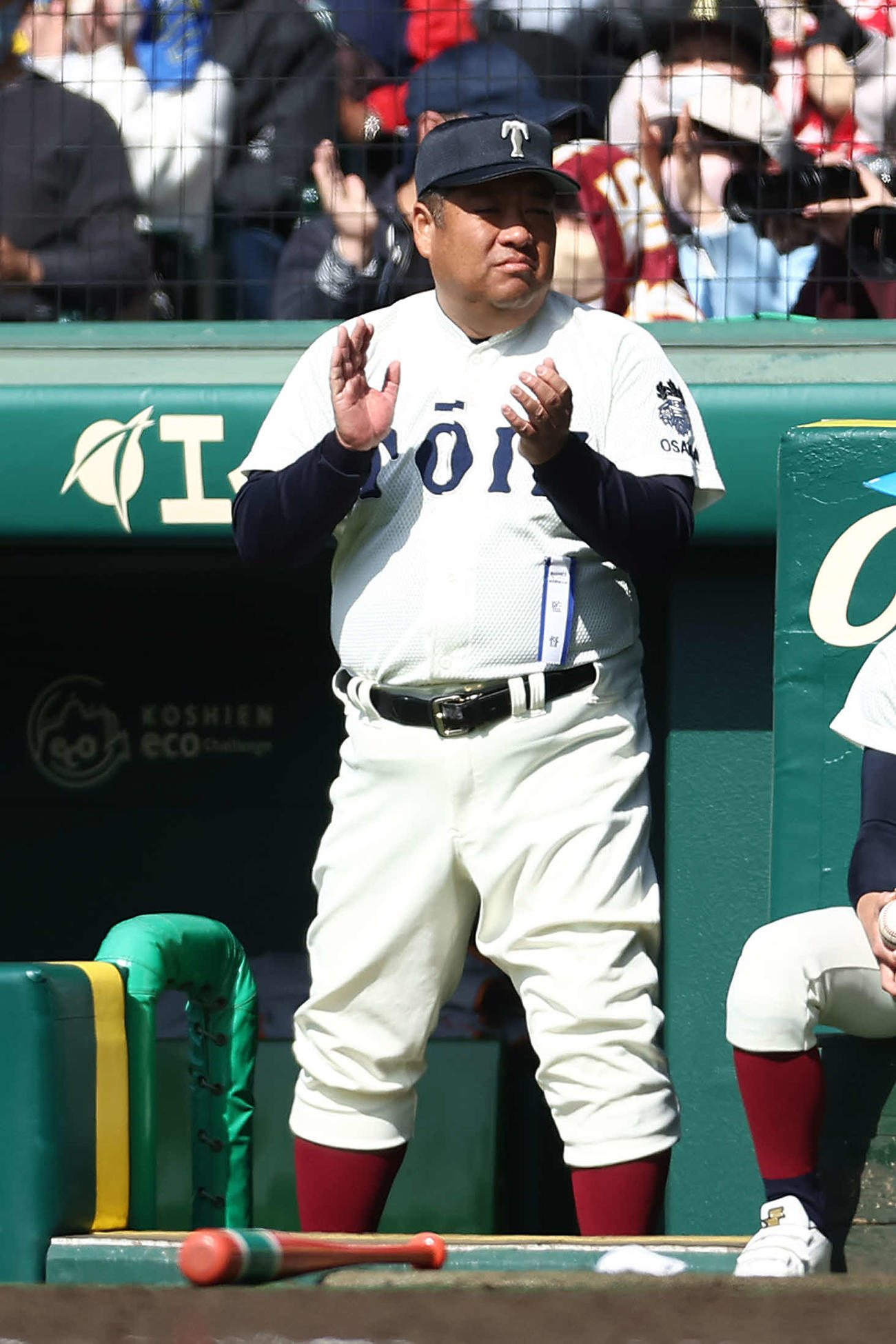 3月28日、能代松陽対大阪桐蔭　7回裏大阪桐蔭1死三塁、村本のスクイズで先制し、拍手する西谷監督（撮影・河田真司）