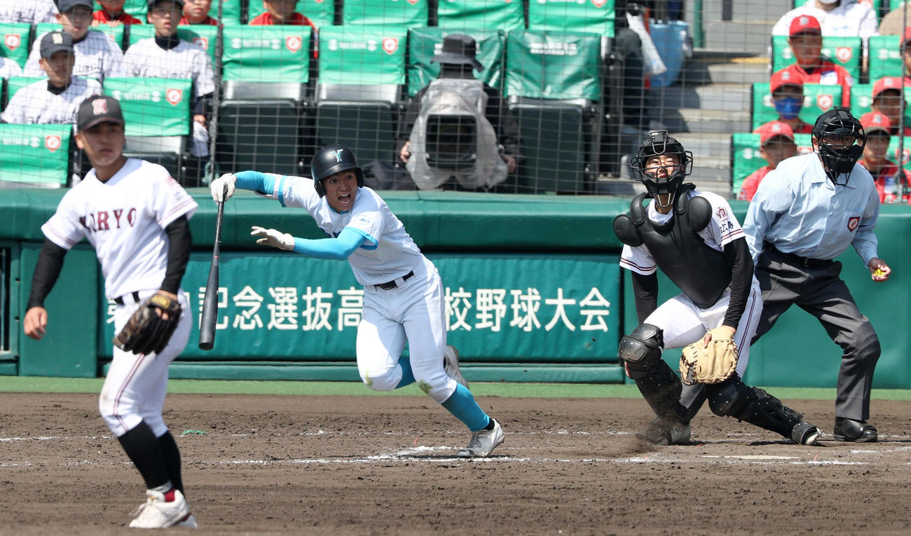 3月31日、山梨学院対広陵　9回表山梨学院無死、星野泰輝は左前打を放つ。投手高尾響