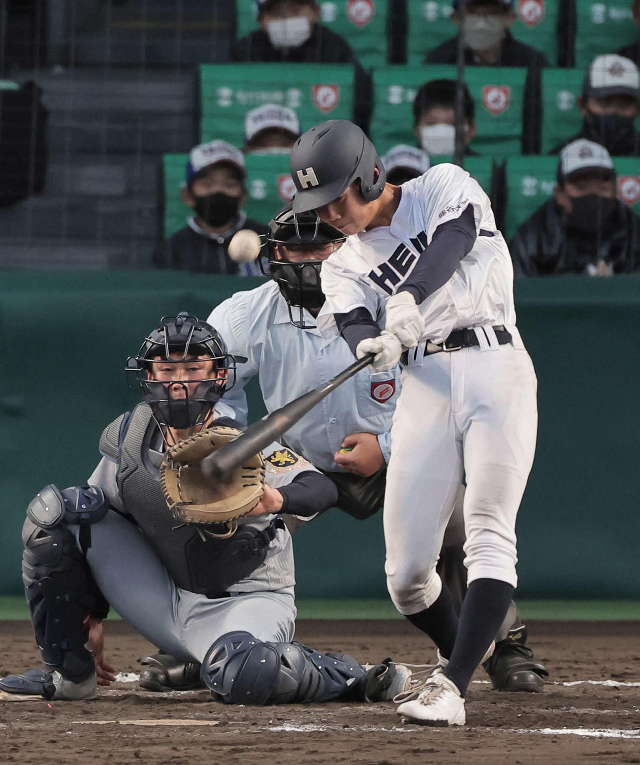左越えソロ本塁打を放つ龍谷大平安・山口翔梧（2023年3月28日撮影）