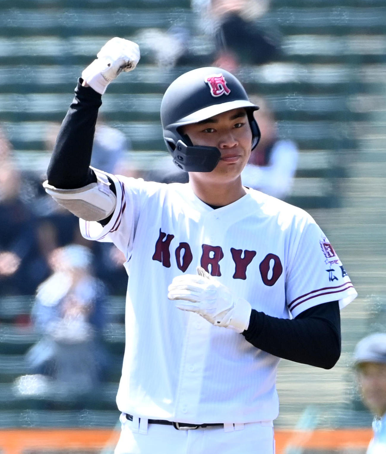 適時二塁打を放ちガッツポーズする広陵・真鍋慧（2023年3月29日撮影）