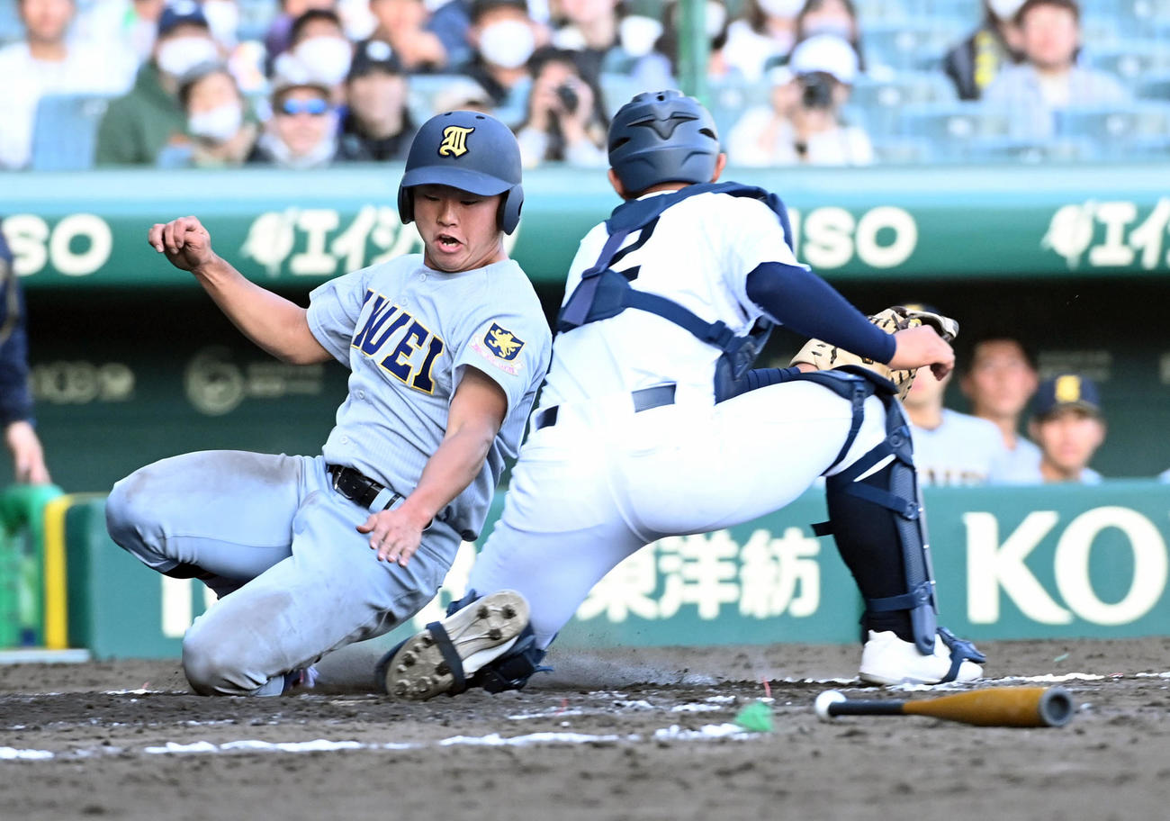 左前適時打で生還する仙台育英・斎藤陽（2023年3月28日撮影）
