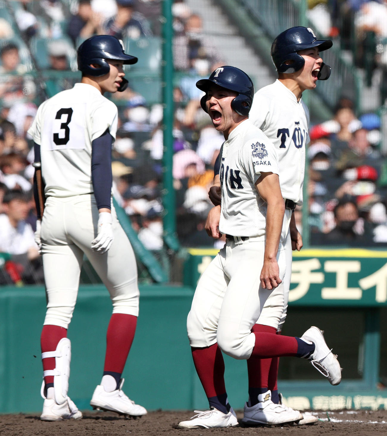 適時打で生還する大阪桐蔭・山田太成（中央）（2023年3月29日撮影）