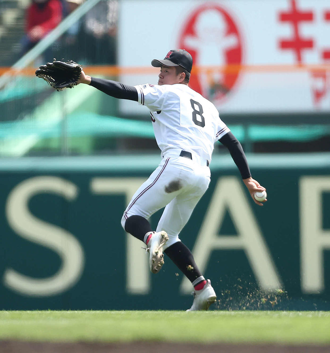 生還を試みる二塁走者を刺す広陵・田上夏衣（2023年3月31日撮影）