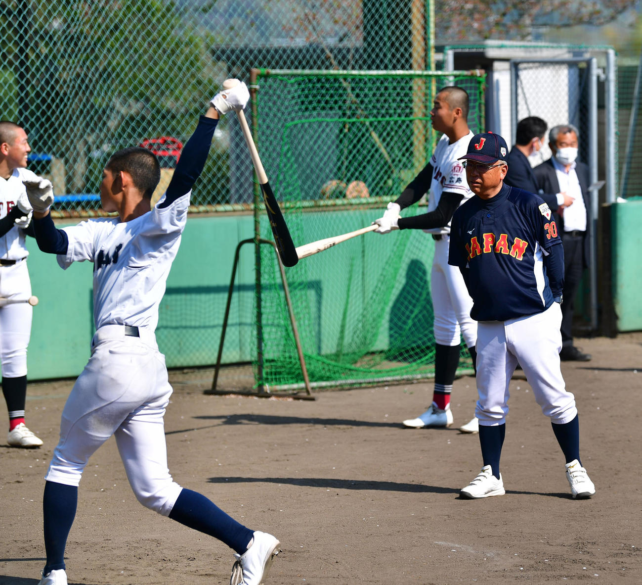 U18日本代表候補選手強化合宿で練習を見守る馬淵監督（撮影・前岡正明）