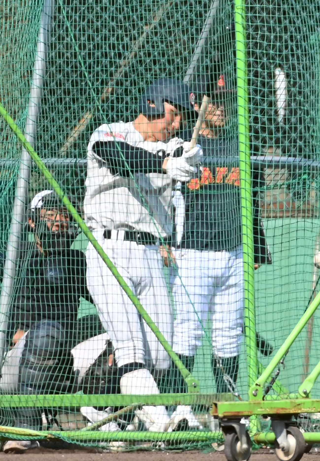 U18日本代表候補選手強化合宿で打撃練習を行う山形中央・武田（撮影・前岡正明）
