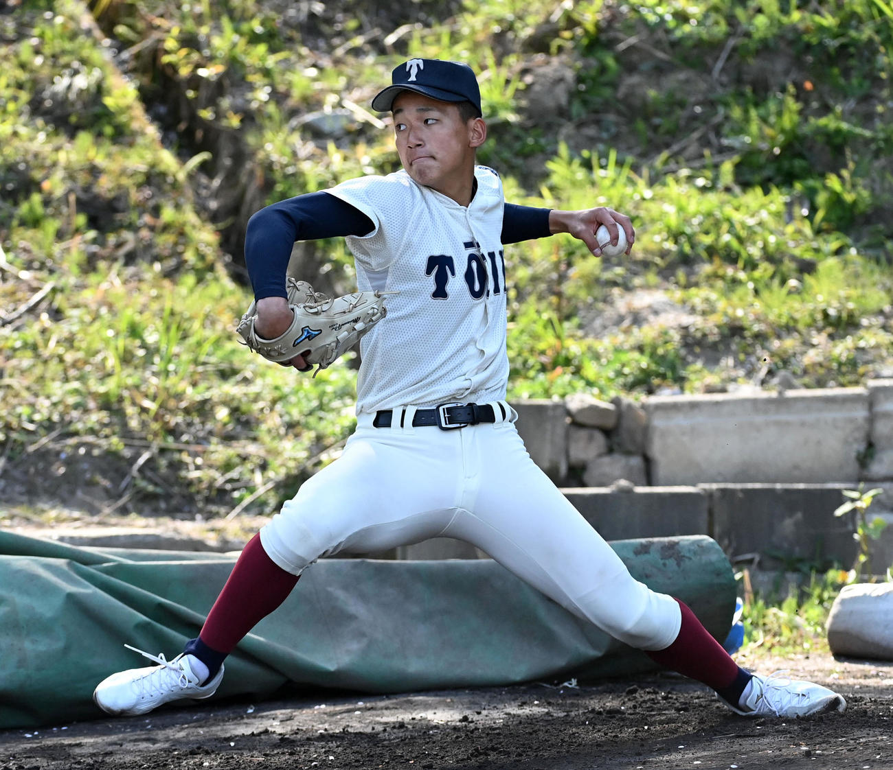 ブルペンで投球練習を行う大阪桐蔭・前田（撮影・前岡正明）