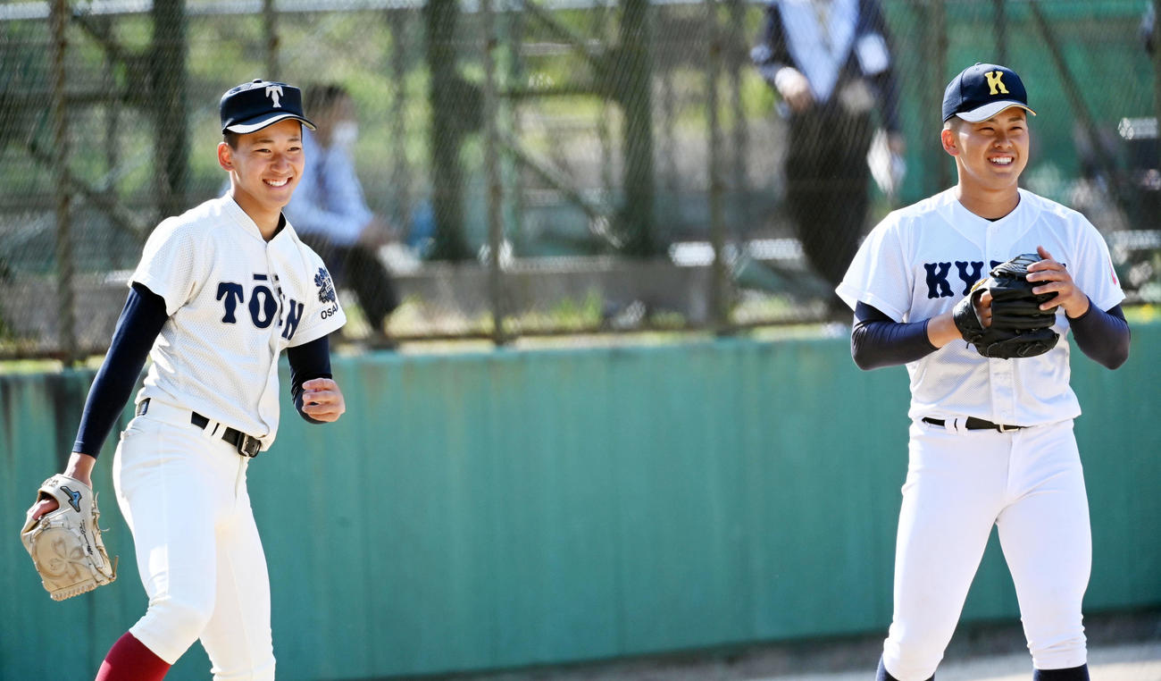 笑顔で話す大阪桐蔭・前田（左）と享栄・東松（撮影・前岡正明）