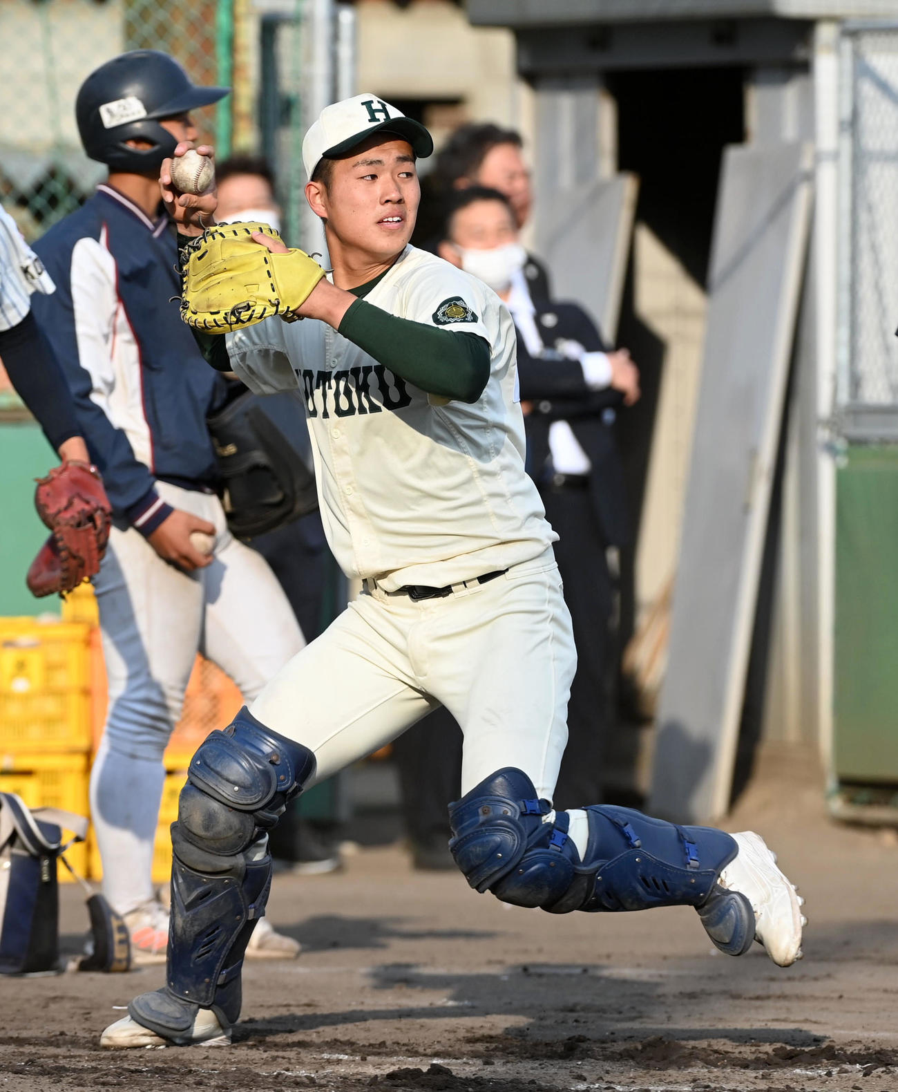 シートノックで捕手の守備に就く報徳学園・堀（撮影・前岡正明）