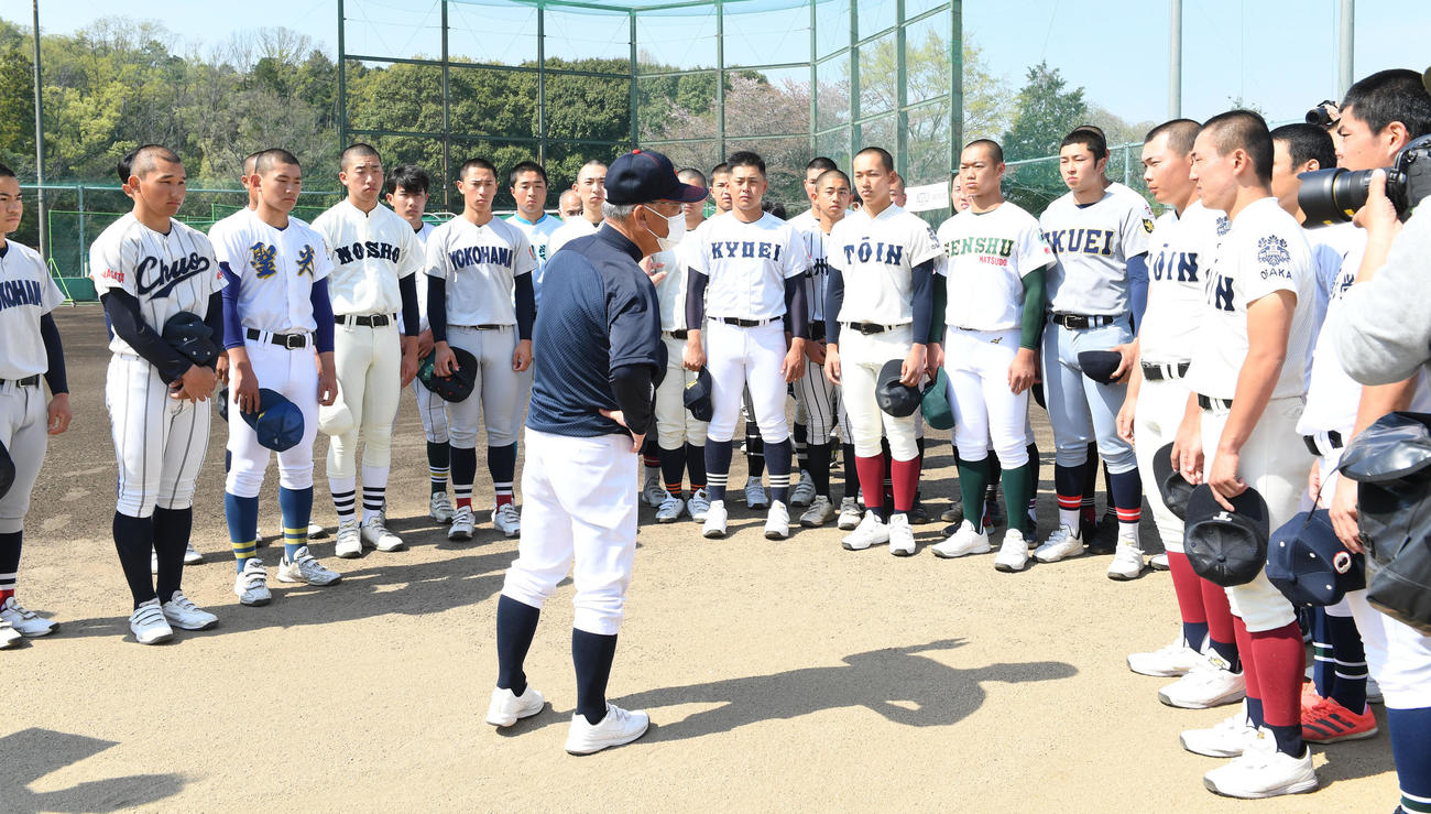 U18日本代表候補選手強化合宿練習開始前、ナインに訓示する馬淵監督（撮影・前岡正明）