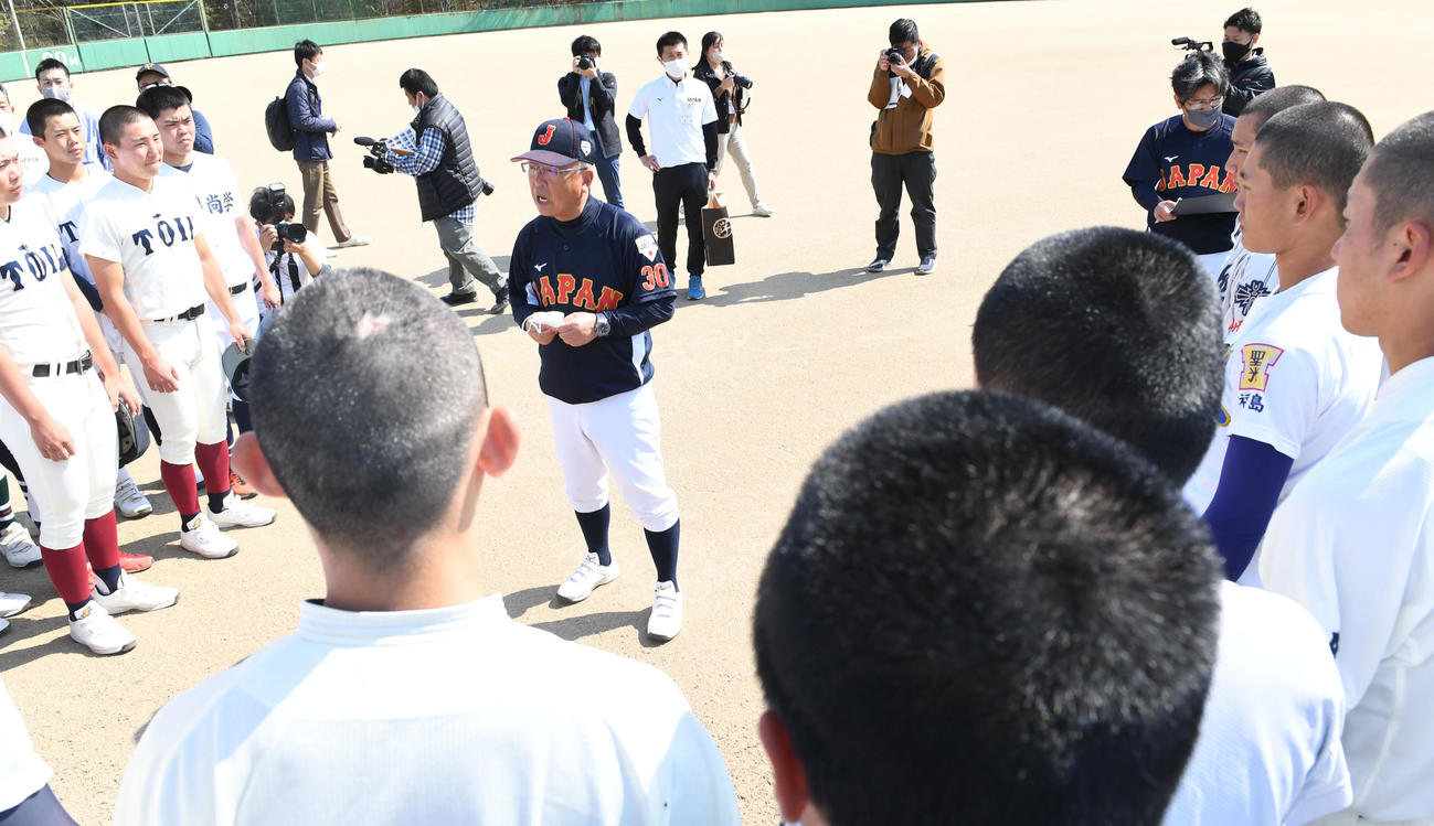 U18日本代表候補選手強化合宿練習開始前、ナインに訓示する馬淵監督（撮影・前岡正明）