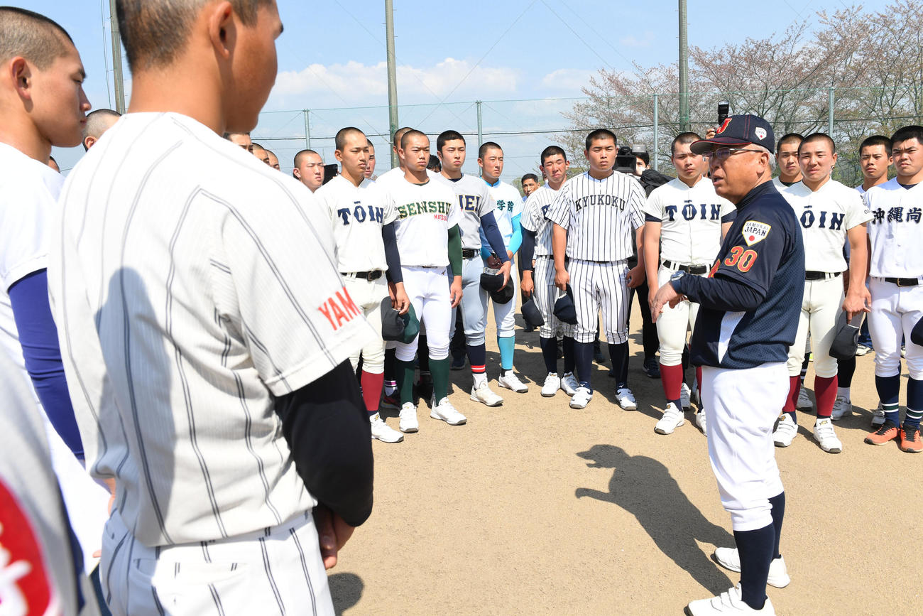 U18日本代表候補選手強化合宿の練習開始前、ナインに訓示する馬淵監督（撮影・前岡正明）