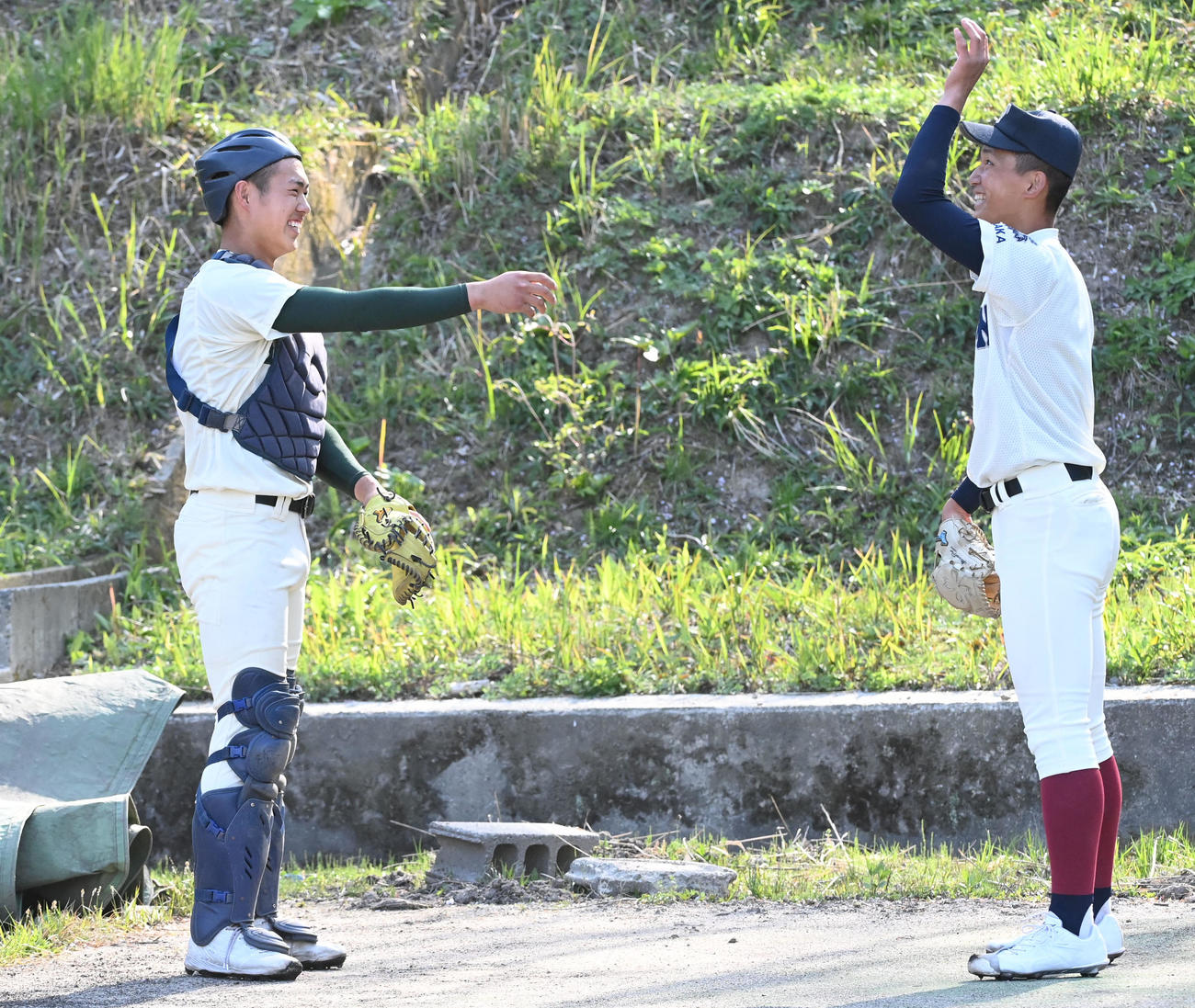 報徳学園・堀（左）と笑顔で話す大阪桐蔭・前田（撮影・前岡正明）