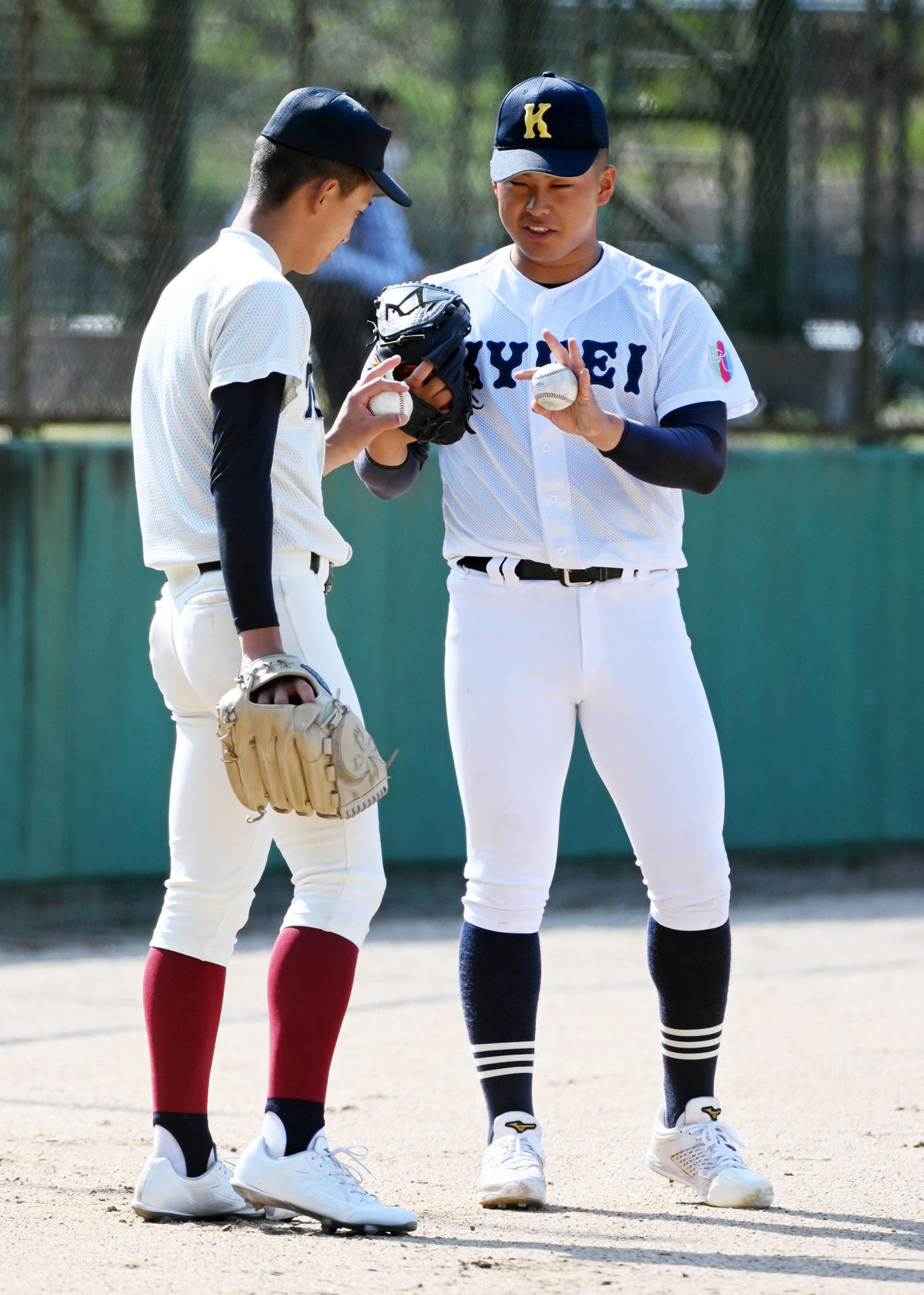 ボールの握りについて話す大阪桐蔭・前田（左）と享栄・東松（撮影・前岡正明）