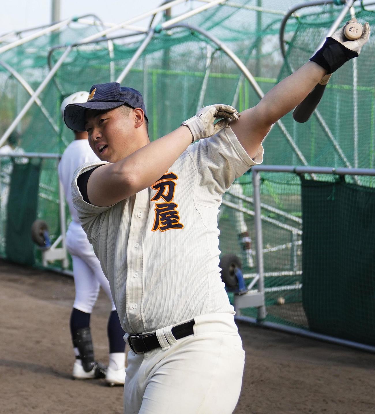 打撃練習する三刀屋・高野（共同）