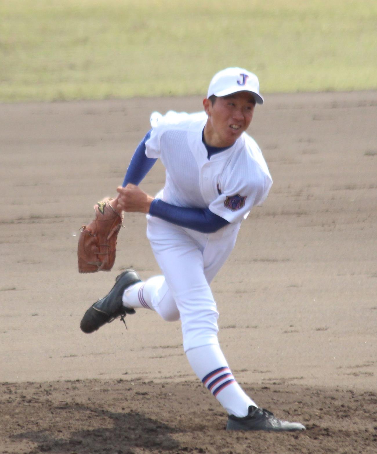 東海大菅生対城西大城西　先発し力投する城西大城西・溝口（撮影・保坂恭子）