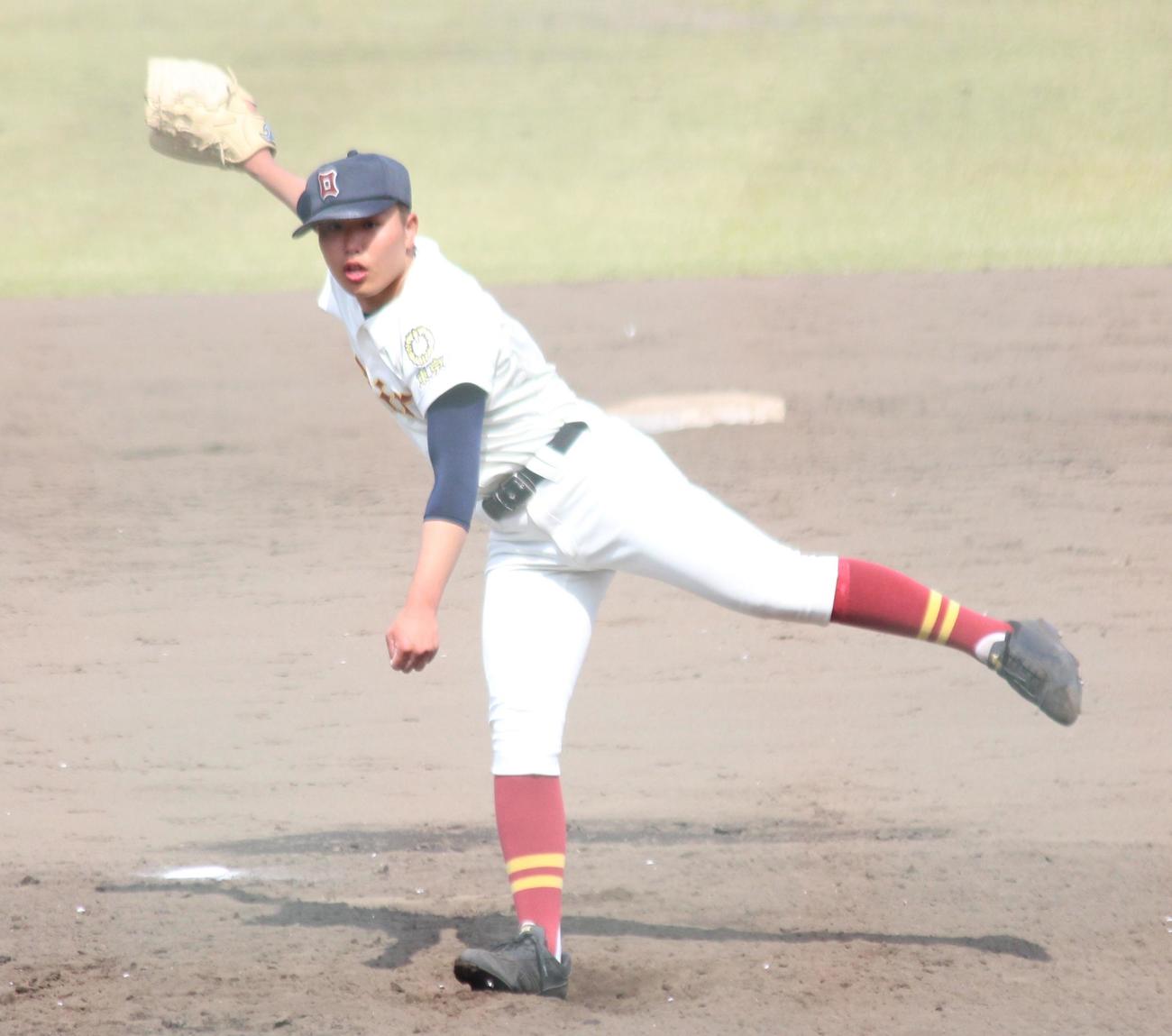 桜美林対東大和南　力投する桜美林・吉田（撮影・保坂恭子）