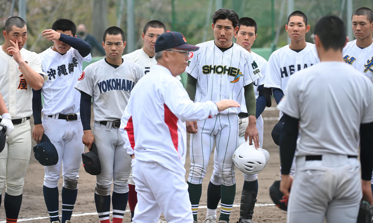 紅紅白戦第1試合終了後、ナインに訓示する馬淵監督（撮影・前岡正明）