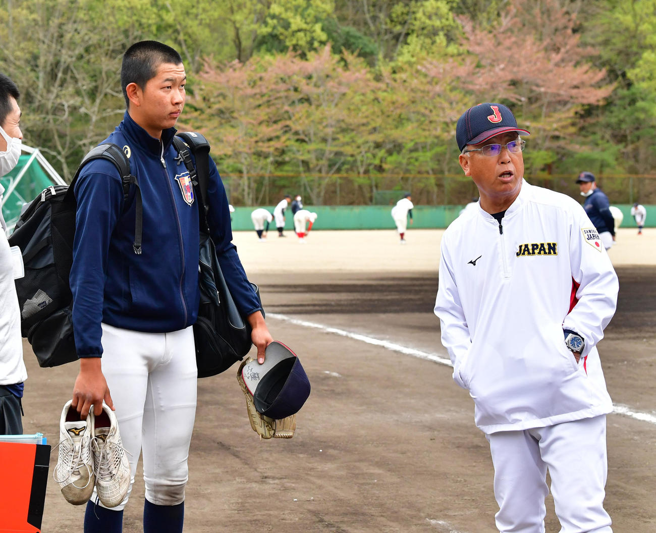 U18日本代表候補選手強化合宿に合流、馬淵監督（右）にあいさつする滝川二・坂井（撮影・前岡正明）