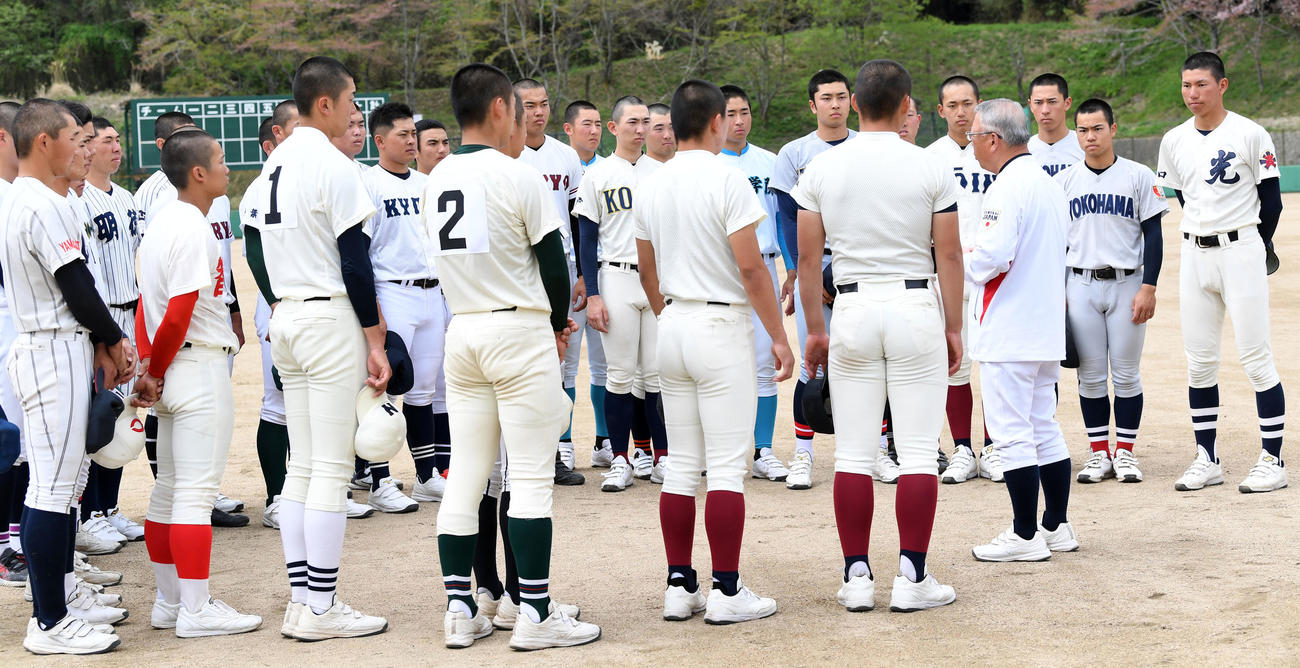 U18日本代表候補選手強化合宿を打ち上げ、ナインに訓示する馬淵監督（撮影・前岡正明）