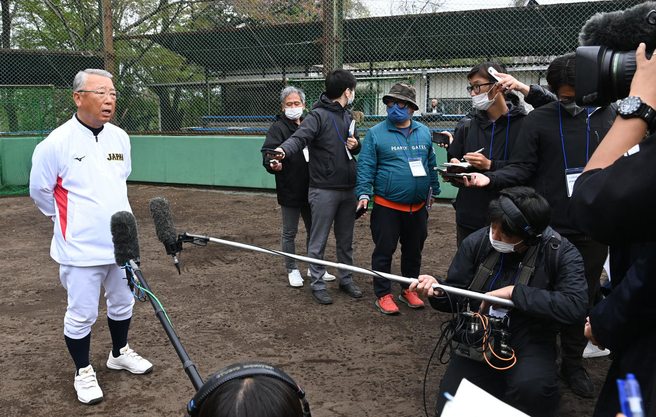 U18日本代表候補選手強化合宿を打ち上げ、総括する馬淵監督（撮影・前岡正明）