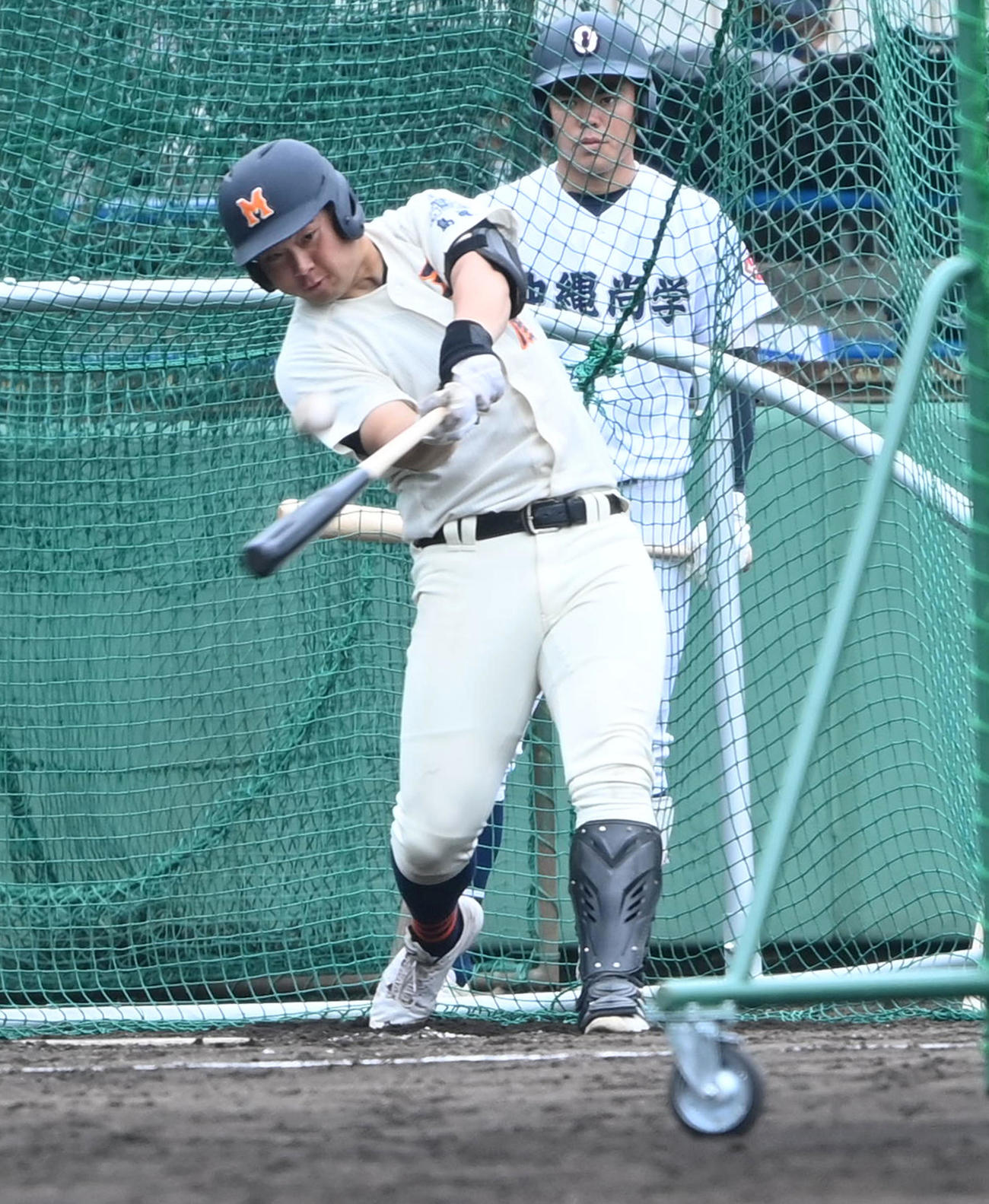 打撃練習を行う三刀屋・高野（撮影・前岡正明）
