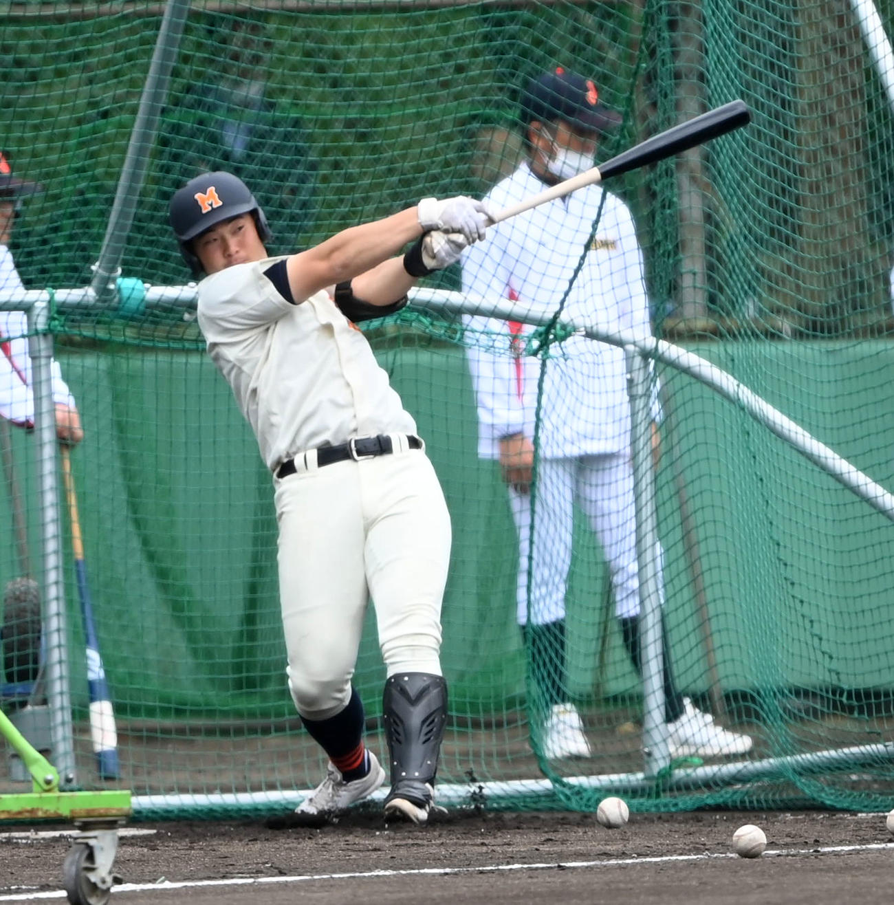 打撃練習を行う三刀屋・高野（撮影・前岡正明）