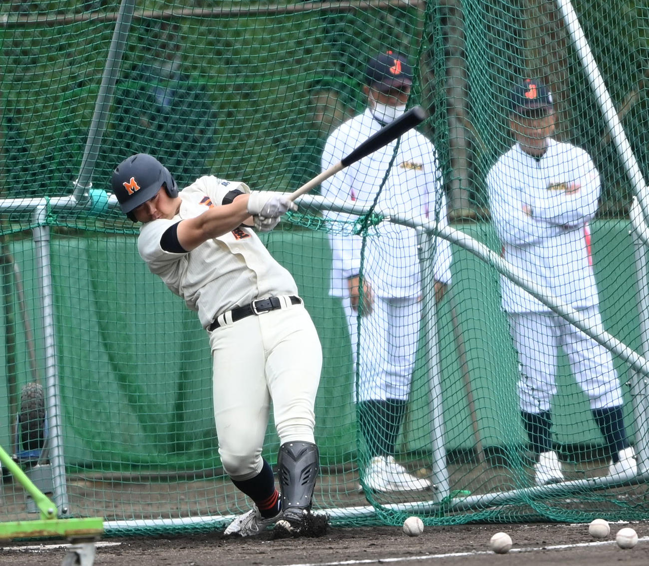 打撃練習を行う三刀屋・高野（撮影・前岡正明）