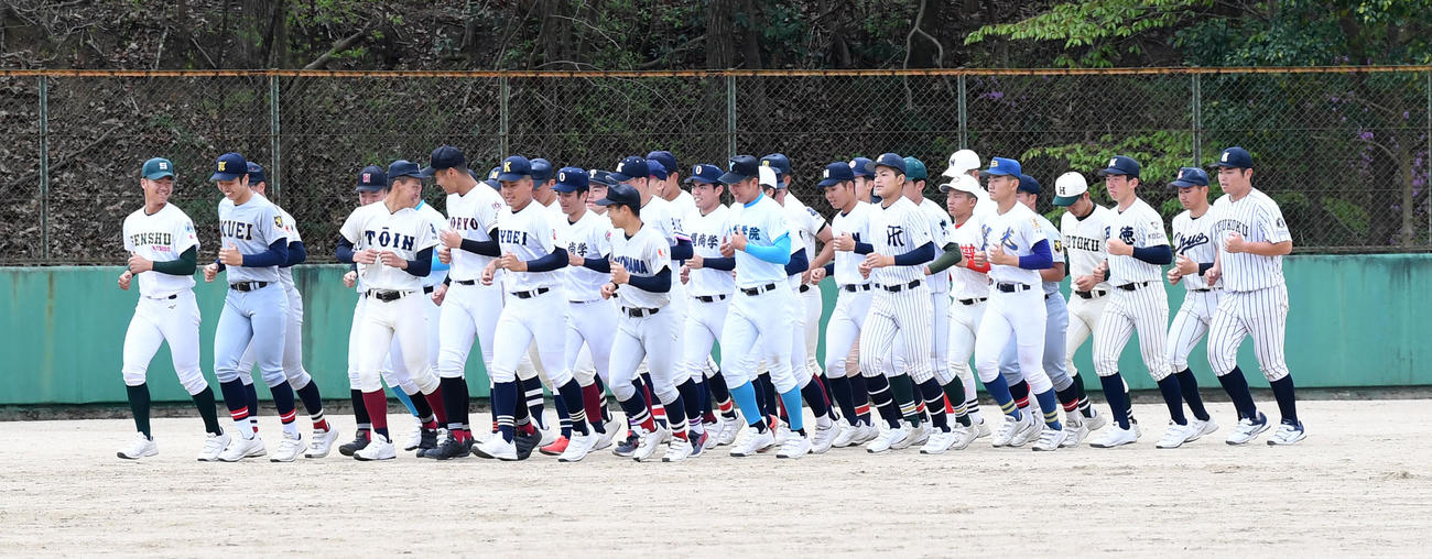 外野を走るU18日本代表候補選手（撮影・前岡正明）
