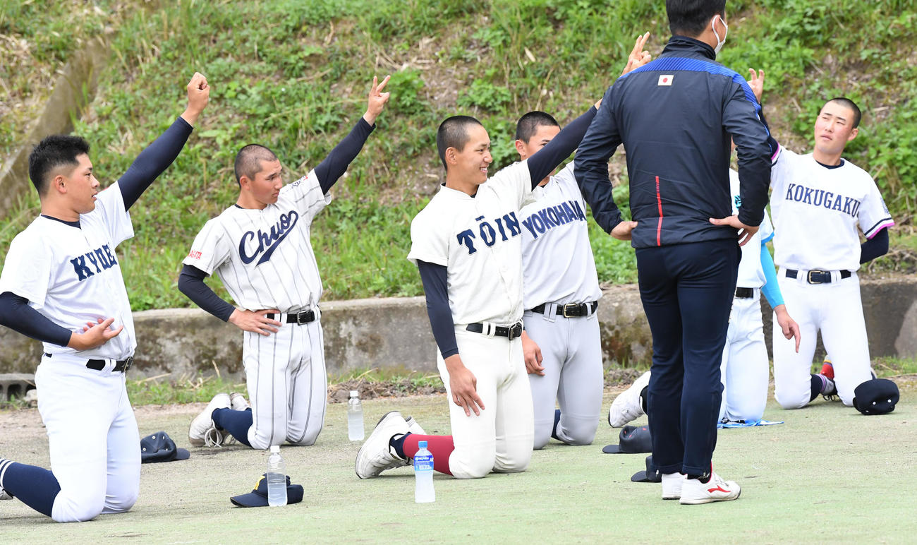 練習を行う左から享栄・東松、山形中央・武田、大阪桐蔭・前田、横浜・杉山、国学院栃木・盛永（撮影・前岡正明）