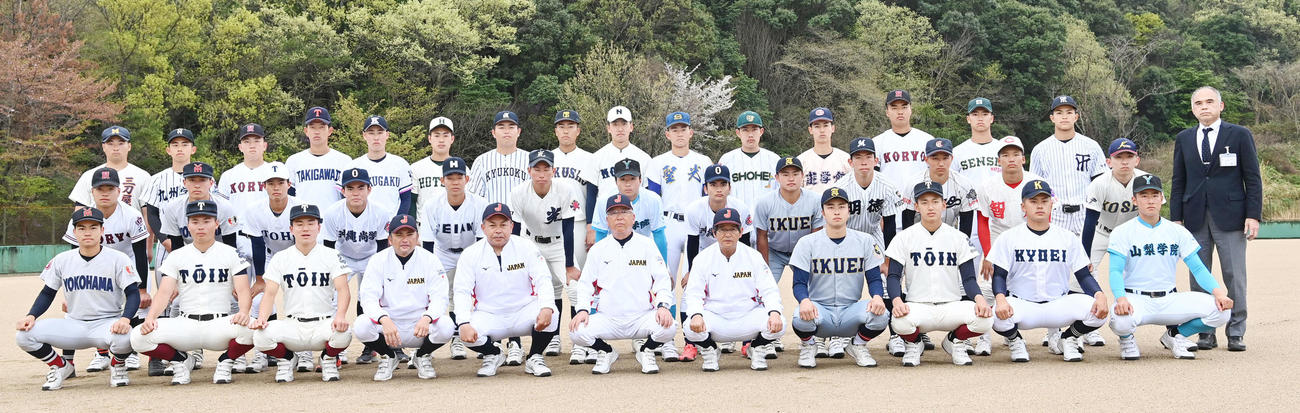 練習開始雨、記念撮影を行うU18日本代表候補選手と首脳陣（撮影・前岡正明）